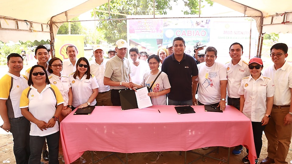 Officials from Shell, Gawad Kalinga, and the Cabiao municipality pose for a group photo after the signing of the memorandum of agreement.