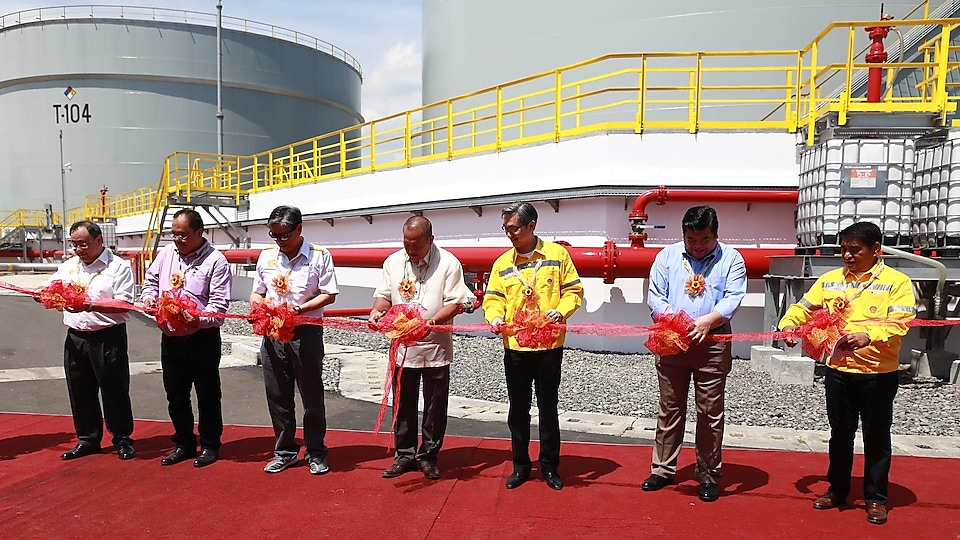 shell and government officials officially inaugurate the facility