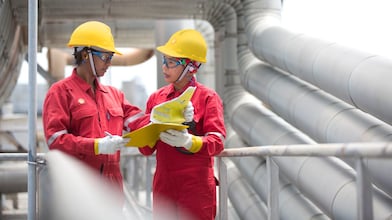two workers discussing a project in a refinery in Malaysia, Bintulu ATl, rercuitment, Malaysia 2013