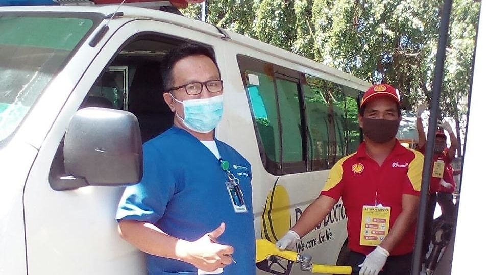 Davao Doctors Hospital fuels up for free in a Retail station in Davao.