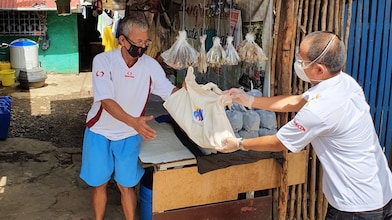 Shell's Terminal Manager Rey Labajo distributes relief goods to Brgy Bagong Silang, Palawan