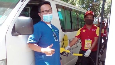 Davao Doctors Hospital fuels up for free in a Retail station in Davao.