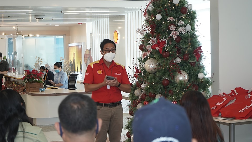 Arvin Obmerga, Head of Mobility Marketing of Pilipinas Shell, commends the 20 Angkas Riders for their performance in the real-time monitoring of pump prices at select gas stations.