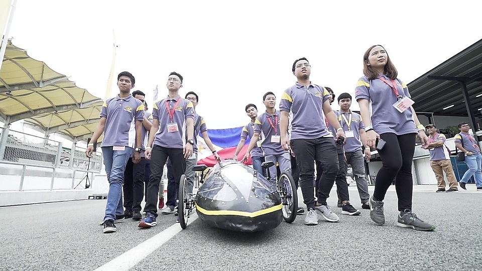 University of Sto. Tomas’ UST Eco-Tigers I marching into track with their Prototype category vehicle T400D