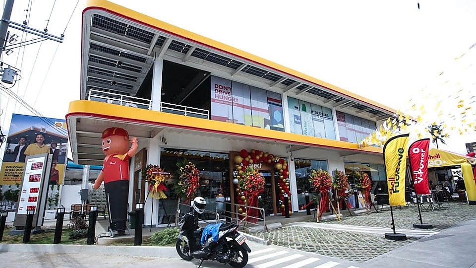 The first “Site of the Future” in the Visayas region is located at Shell North Gateway in Mandaue City, Cebu Province. It features solar panels, eco-bricks, green walls, and rain-catchers that help reduce the mobility station’s total carbon footprint.