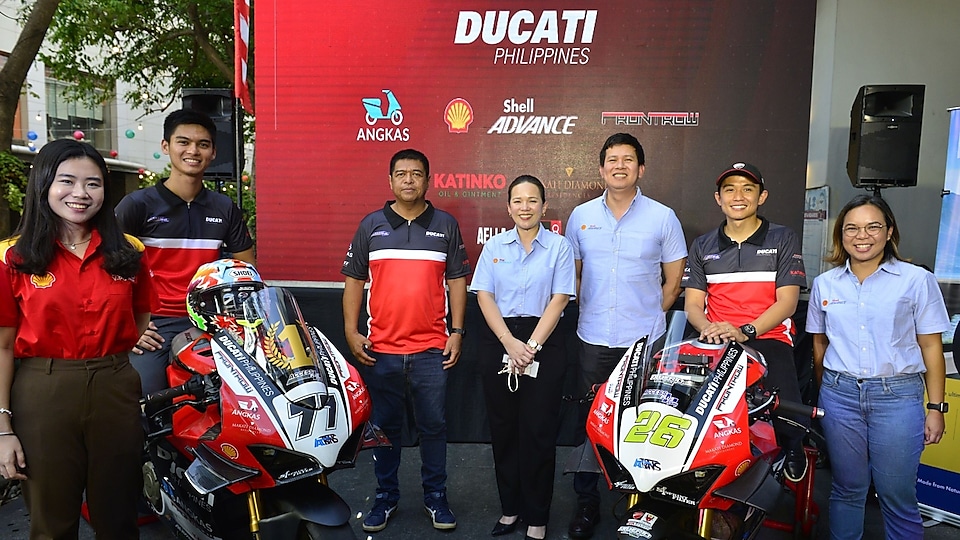 Access Plus Racing riders TJ Alberto and Lawrence Macalinao with their respective Ducati Panigale V4 motorcycles pose for a photo with Shell Lubricants Philippines team (Left to right: Shannen Lee, Shell Mobility Lubricants Category Manager, Shell Pilipinas Corporation; Jackie Famorca, Vice President of Shell Lubricants Philippines; Leo Mendoza, Marketing and Business Development Manager of Shell Lubricants Philippines; Chi Malabanan, Shell Advance Brand Manager) and Ducati Philippines President and CEO Toti Alberto (center-left).