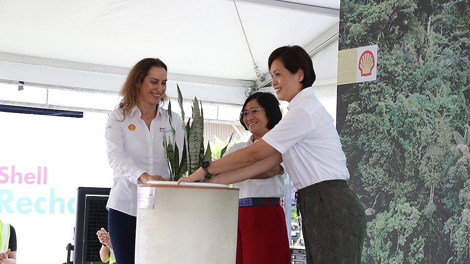 Pilipinas Shell President and CEO Lorelie Quiambao-Osial (middle), Shell’s General Manager for Mobility Products Pinar Mavituna (left), and Shell General Manager for Fleet Solutions Asia, Berry Wong (right), performing a ceremonial gesture towards net zero carbon emissions.