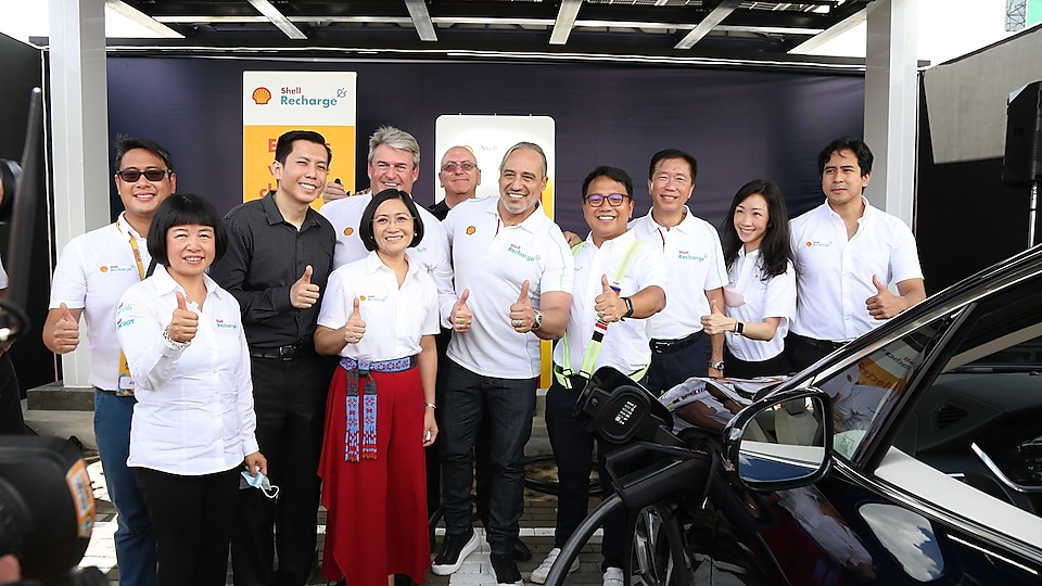 L-R: (Arvin Obmerga, Pilipinas Head of Shell Mobility Marketing; Carol Chen, Shell SVP for Global Marketing; Patrick Aquino, Department of Energy Secretary; Lorelie Quiambao-Osial, Pilipinas Shell President and CEO; Istvan Kapitany, EVP for Shell Mobility; Chris Ward, Coventry Motors President; Amr Adel, SVP Shell Mobility Asia; Randy Del Valle, Pilipinas Shell General Manager and VP for Mobility; Min Yih Tan, Shell SVP Mobility Network and Chairman of PSPC Board of Directors; Tracy Xie, Shell Mobility Asia Strategic Growth and E-Mobility Lead; Jolo Valdez, Pilipinas Shell Head of Innovations, New Fuels, and E-Mobility)