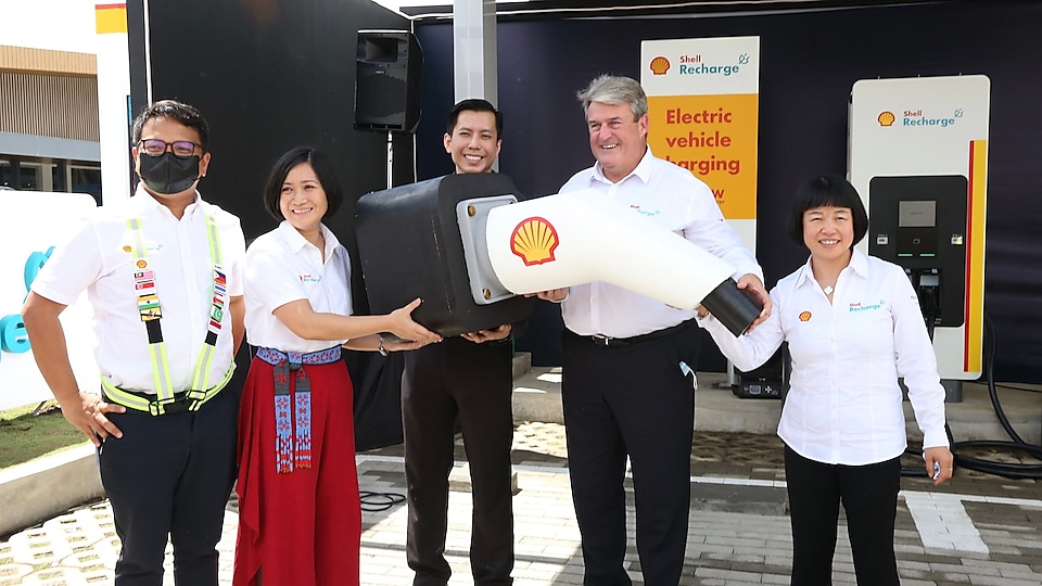“The government will continue to provide you with the necessary and enabling support, to bring in more investments like this.” assured Patrick Aquino of the Department of Energy (3rd from left), as Shell officially launched Shell Recharge. In Photo, L-R: Randy Del Valle, Pilipinas Shell General Manager and Vice President for Mobility; Lorelie Quiambao-Osial, Pilipinas Shell President and CEO; Patrick Aquino, Department of Energy Director; Istvan Kapitany, EVP for Shell Mobility; Carol Chen, Shell SVP for Global Marketing