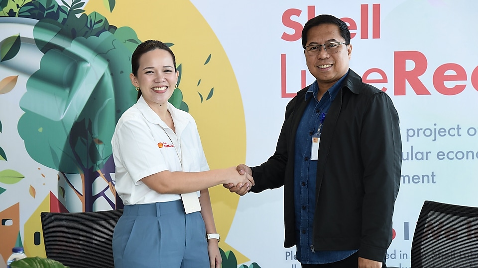 Ceremonial signing of the Memorandum of Agreement between Shell Lubricants and Green Antz for ‘Shell Lube Recycle’ initiative. In photo: Jackie Famorca, Vice President of Shell Lubricants Philippines (left) and Engr. Rommel Benig, Founder and CEO of Green Antz Builders (right)