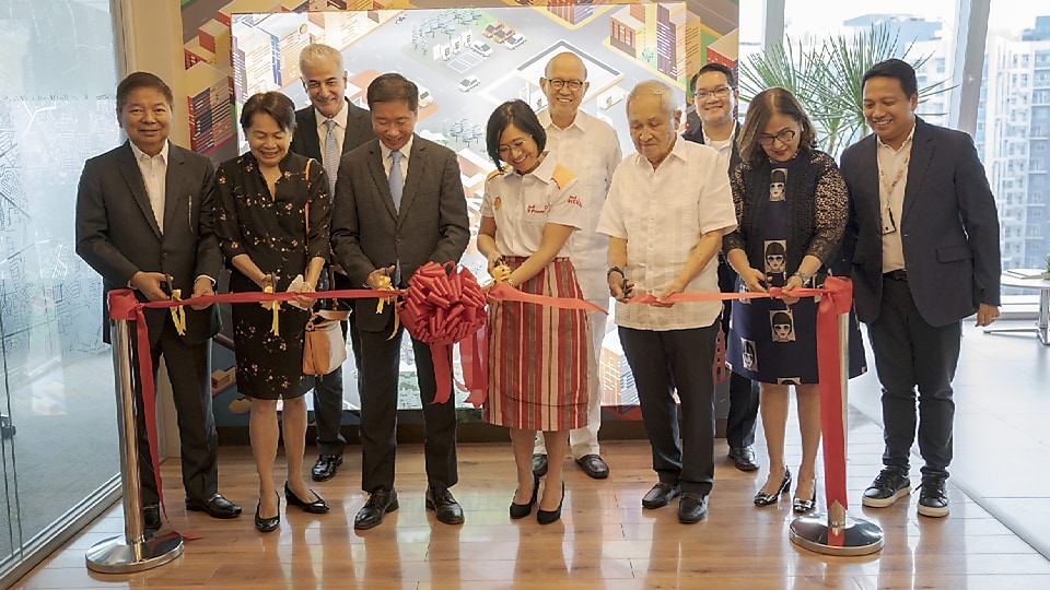 Shell Pilipinas Corporation Board of Directors lead the ceremonial ribbon cutting of the SPC wall that signifies the company’s name change from Pilipinas Shell Petroleum Corporation to Shell Pilipinas Corporation. (In photo: [Back, L-R] Mr. Fernando Zobel de Ayala, Mr. Luis La O, Mr. Rey Abilo; [Front, L-R] Mr. Amando Tetangco, Dr.Lydia Echauz, Chairman of the Board, Min Yih Tan, President and CEO, Lorelie Quiambao-Osial, Mr. Cesar Buenaventura, Ms. Nina Aguas, and Mr. Randolph Del Valle)