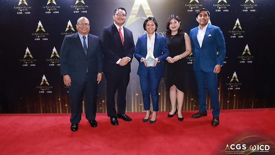 Shell Pilipinas Corporation’s President and CEO Lorelie Quiambao-Osial receives the prestigious Golden Arrow Award for Corporate Governance from the Institute of Corporate Directors (ICD).