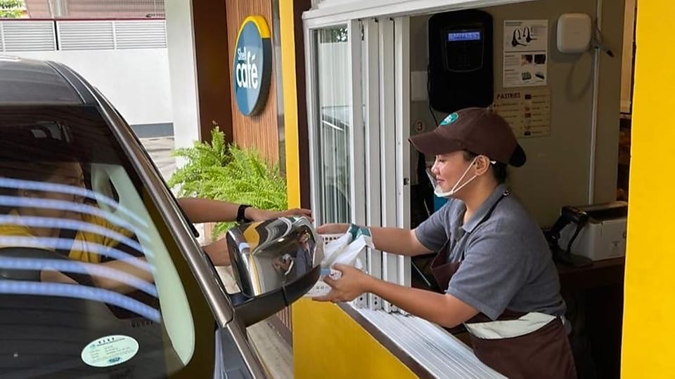 Expanding the boundaries of innovation, Shell Pilipinas introduced the Shell Cafe Drive Thru, a testament to their unwavering commitment to customer service. This exciting new venture echoes the robust growth seen in the first nine months of 2023.