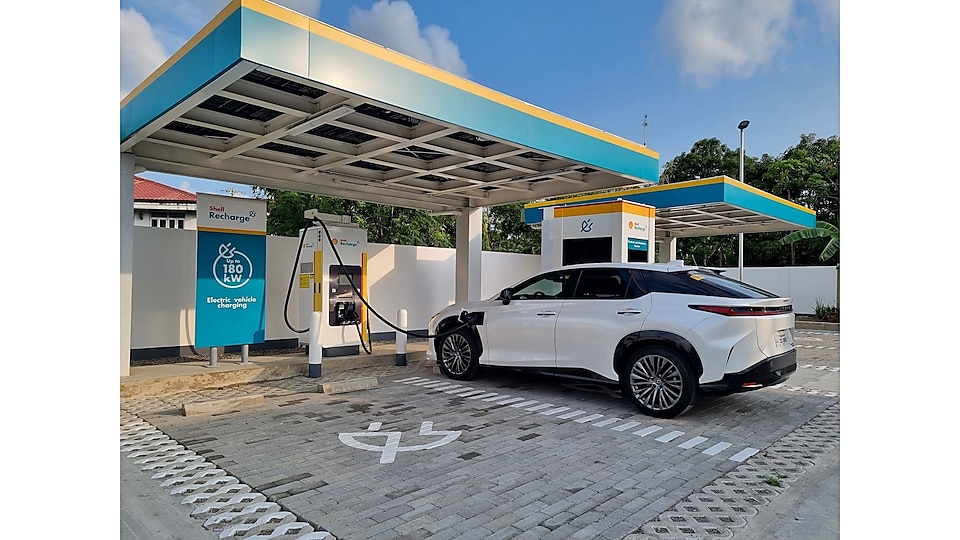 The new Lexus RZ 450e was charged from 25% to 80% state of charge in less than 30 minutes through the 180kW Ultra Rapid Shell Recharge charger at Shell Mobility TPLEX site