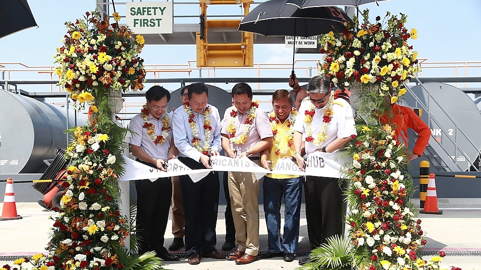 In photo are (l-r) LSC General Manager Asia Pacific Cheong Kin-Seng, LSC Logistics Manager for Asia Pacific Jack Heng, PRESAM Construction General Services Inc. President Archie Cruz, PRESAM Construction General Services Inc. Chairman Ambrosio Cruz Jr., and Shell companies in the Philippines Country Chairman Edgar Chua lead the ribbon cutting ceremony to officially unveil Shell’s lubricant bulk facility.