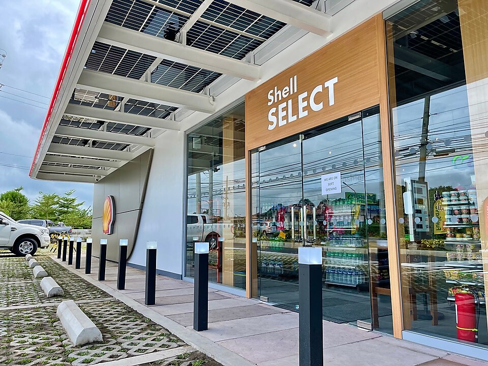 The entrance of Shell Select where customers can drop by for snacks and refreshments.