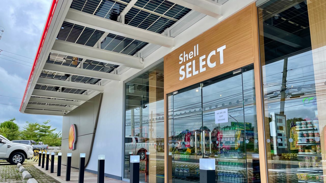 The entrance of Shell Select where customers can drop by for snacks and refreshments.