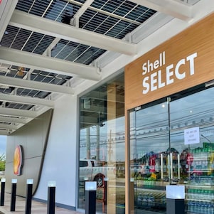 The entrance of Shell Select where customers can drop by for snacks and refreshments.
