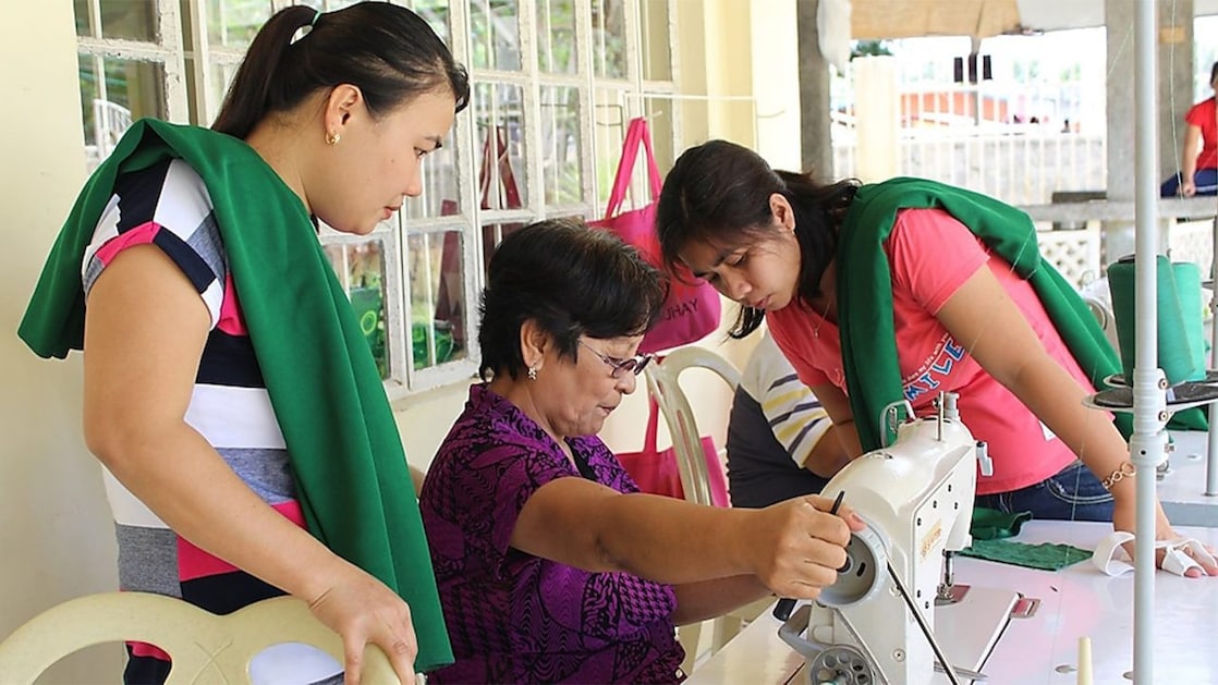3 women working together