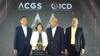 Shell officers receive the Stevie Awards.